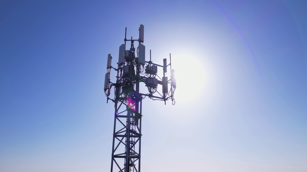详情图-用于信号广播的电信塔,gsm,,3g,,4g和5g蜂窝网络和移动数据的天线。周围的风景在黄金时间的晚上与太阳泄漏。电话和互联网连接