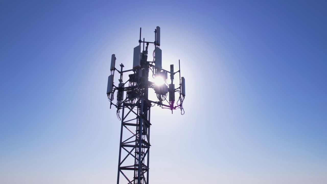 详情图-用于信号广播的电信塔,gsm,,3g,,4g和5g蜂窝网络和移动数据的天线。周围的风景在黄金时间的晚上与太阳泄漏。电话和互联网连接