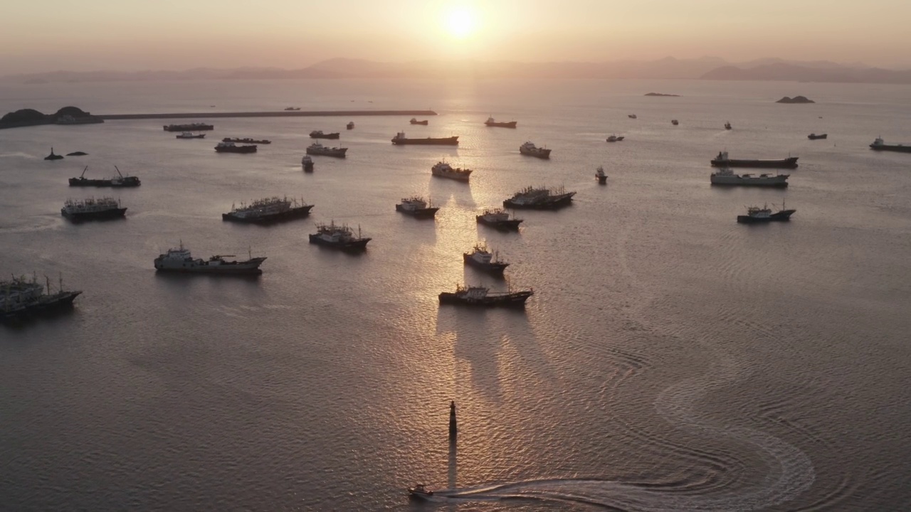 浙江台州，海上的渔船。