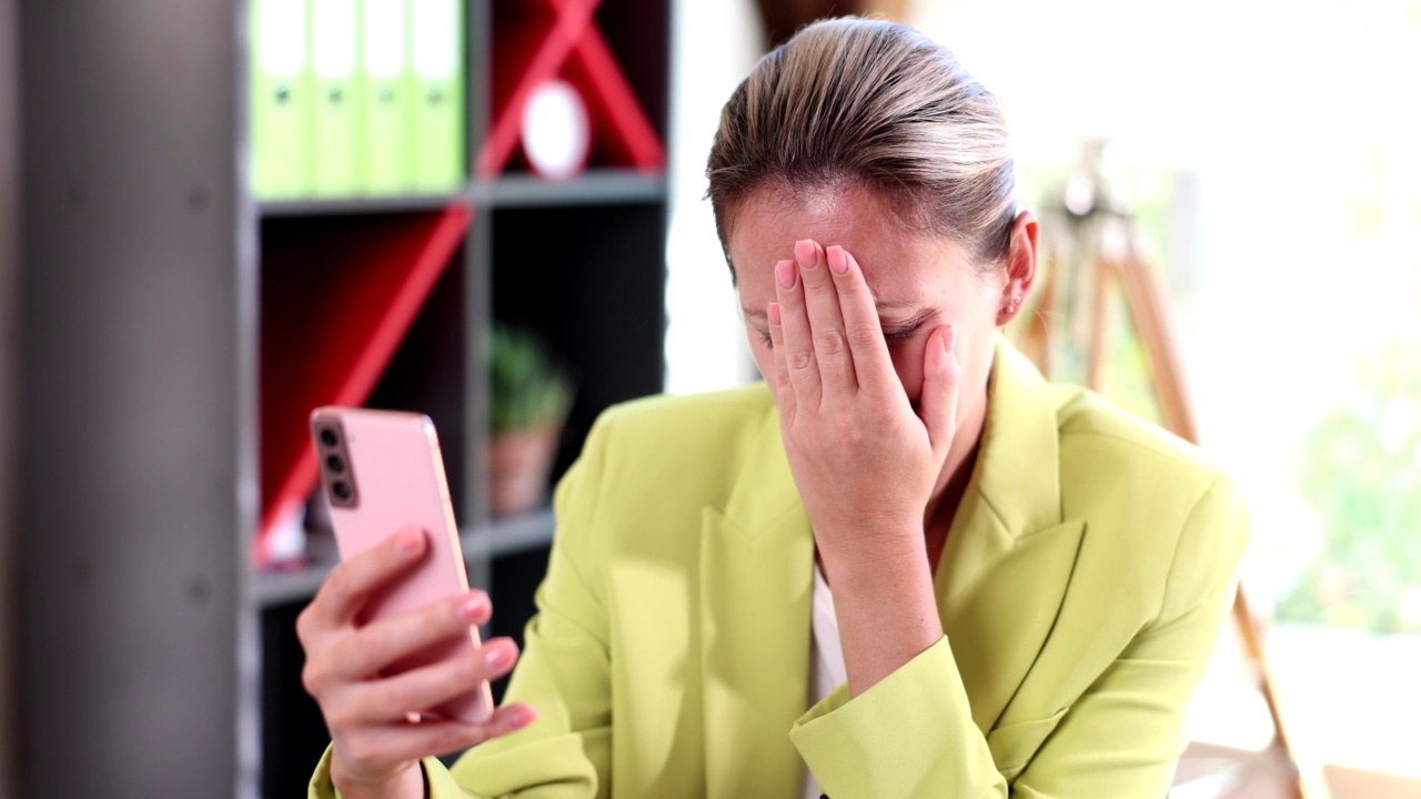 生意上伤心的女人在电话上收到短信的坏消息