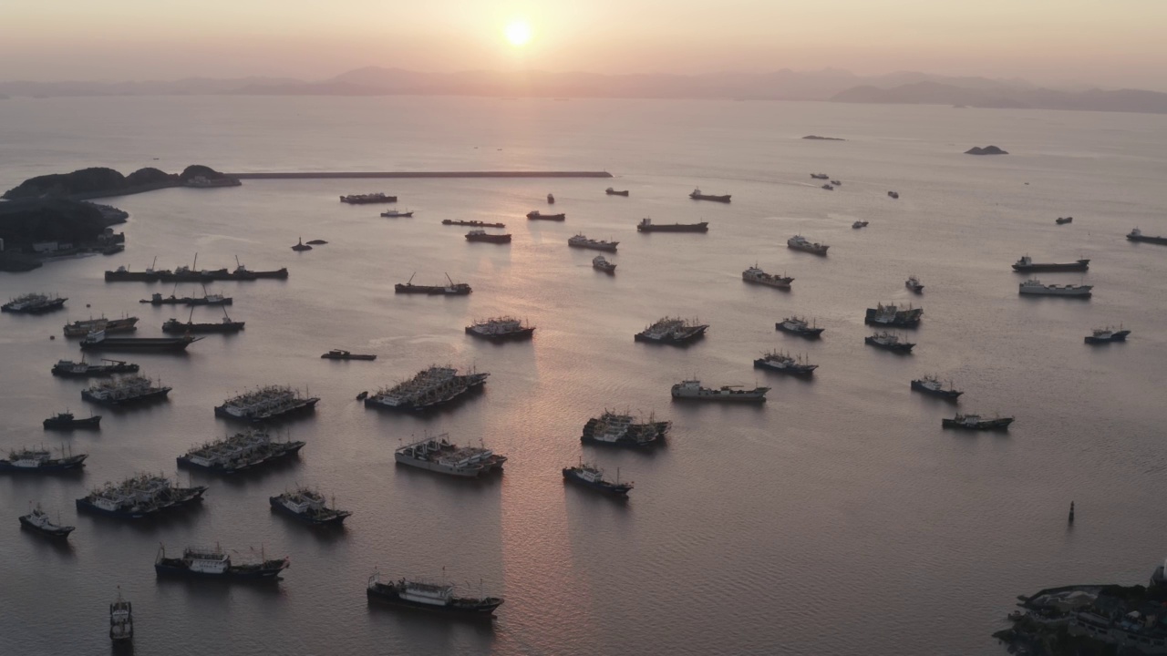 浙江台州，海上的渔船。