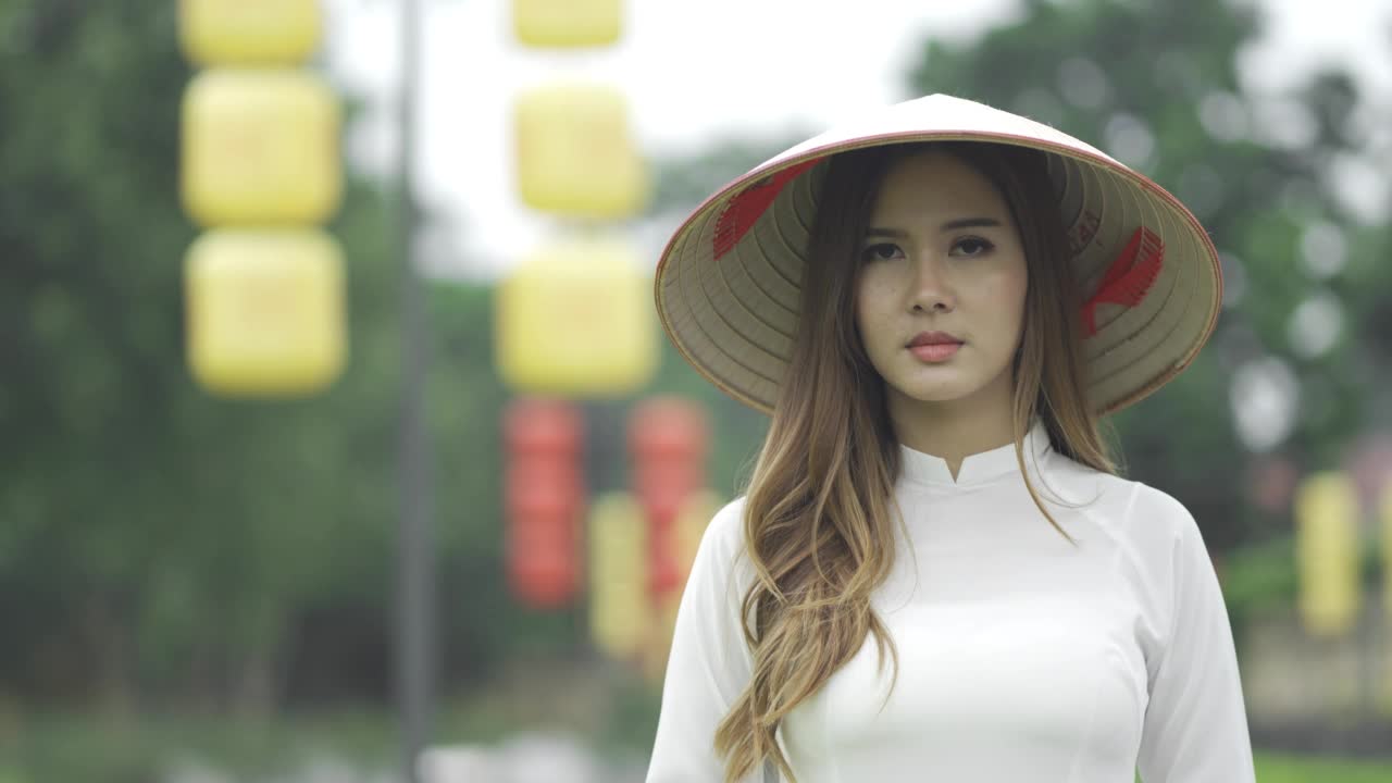 越南妇女画像在传统服装和亚洲风格的锥形帽