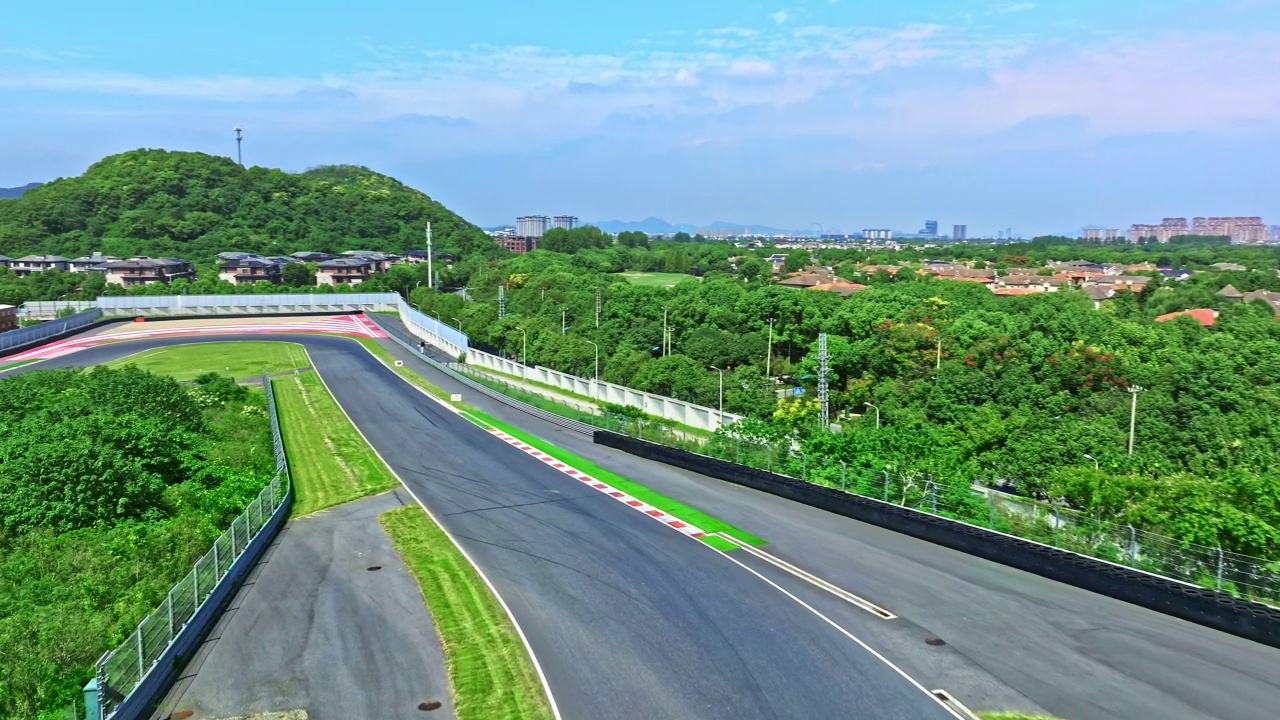 航拍沥青道路和绿色森林