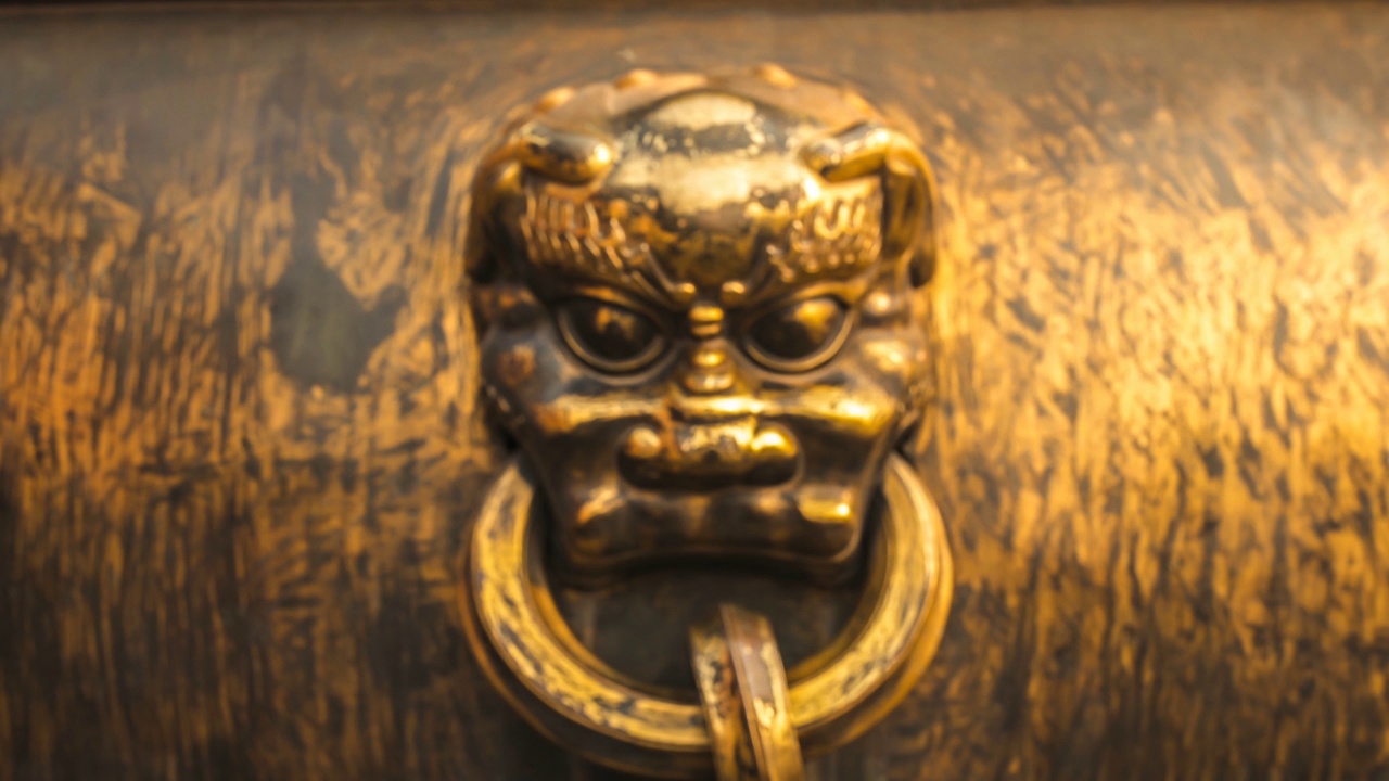 详情图-中国元素:中国北京紫禁城的金色动物雕像。