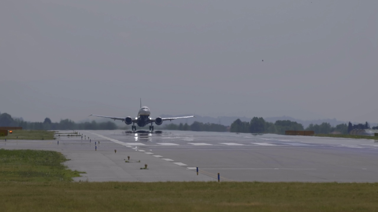 机场瑞安航空公司飞机起飞