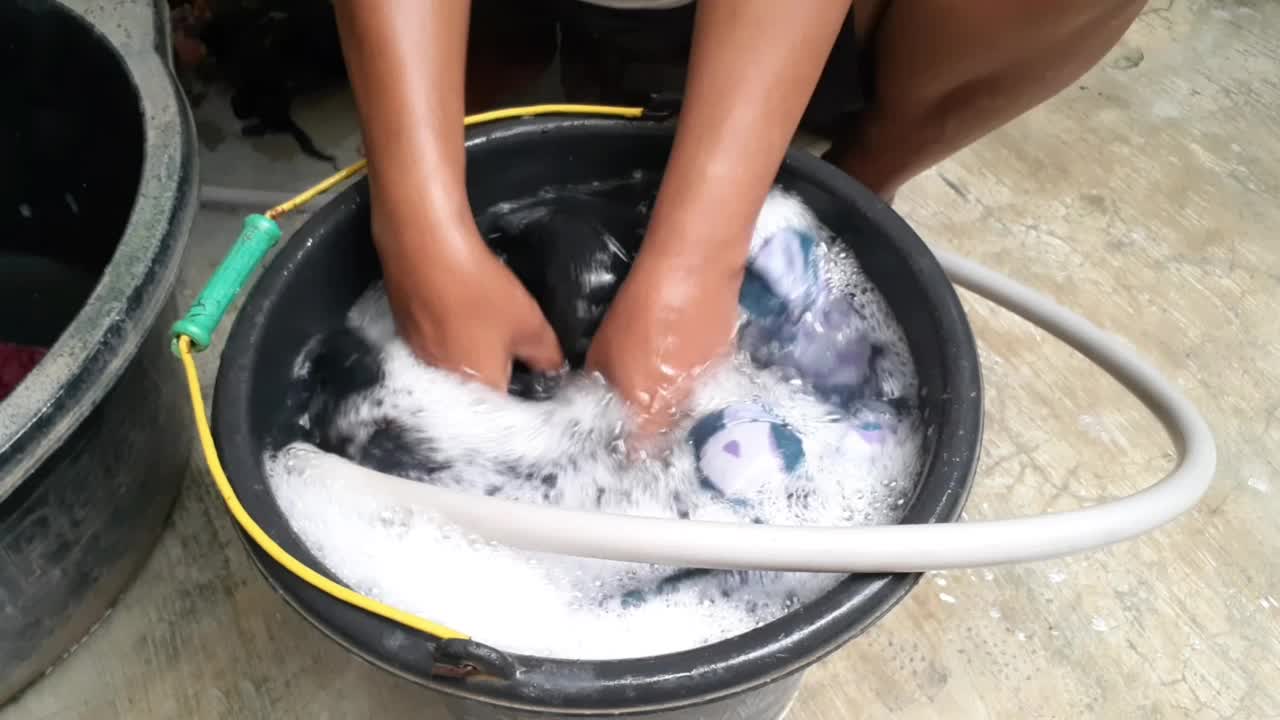 用传统的方式洗衣服