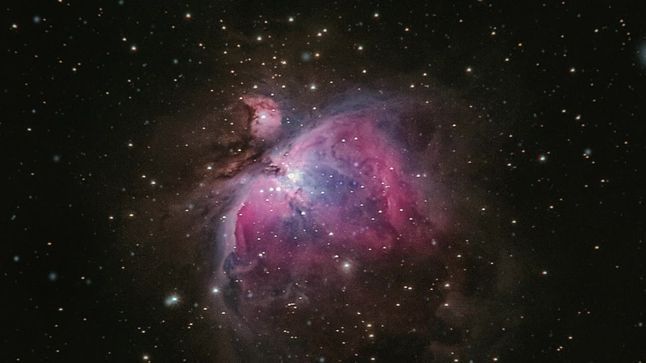 穿越太空中的恒星场。飞行通过空间星云模拟。