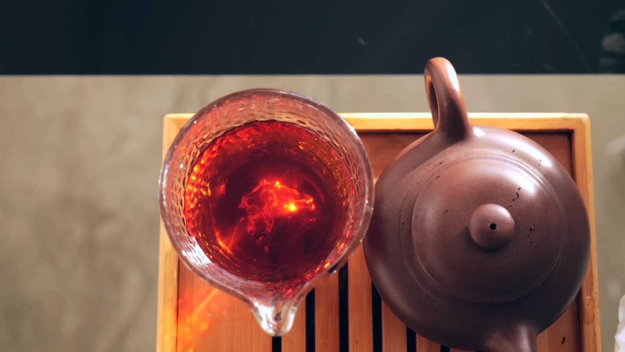 詳情圖-從以上觀點。中國茶道。玻璃碗里的普洱茶。4,k。慢動作