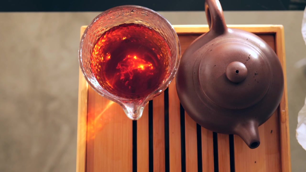 詳情圖-從以上觀點。中國茶道。玻璃碗里的普洱茶。4,k。慢動作