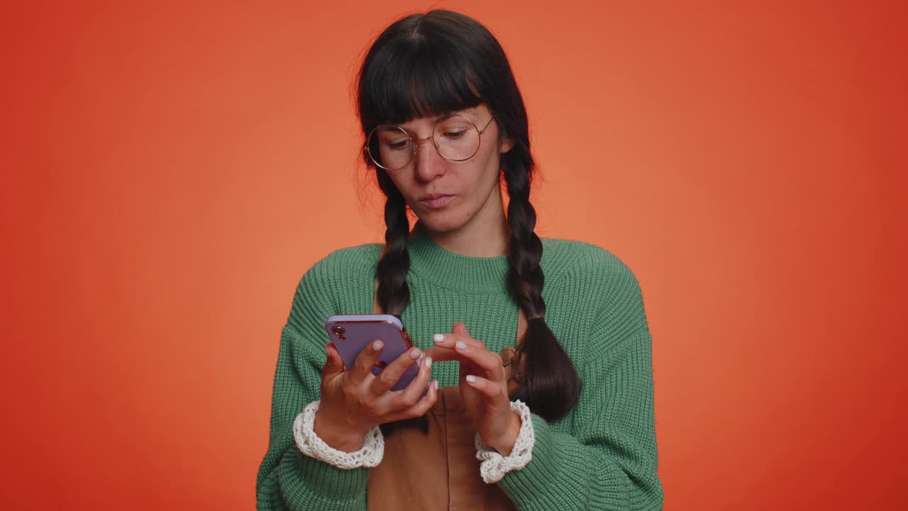 游客女士用智能手机竖起大拇指点赞，积极反馈，推荐wifi连接5G
