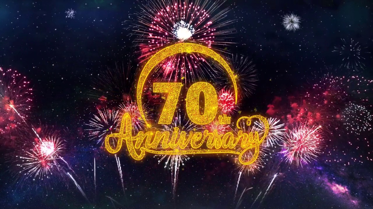 70周年快乐文字字体粒子烟花爆炸火花夜空背景。