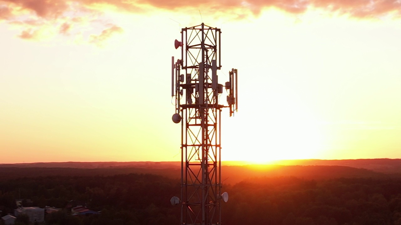 详情图-塔式天线电信手机鸟瞰图,蜂窝5g,4g手机无线电发射机。提供高速4g和现代5g交通网络服务的蜂窝移动信号。