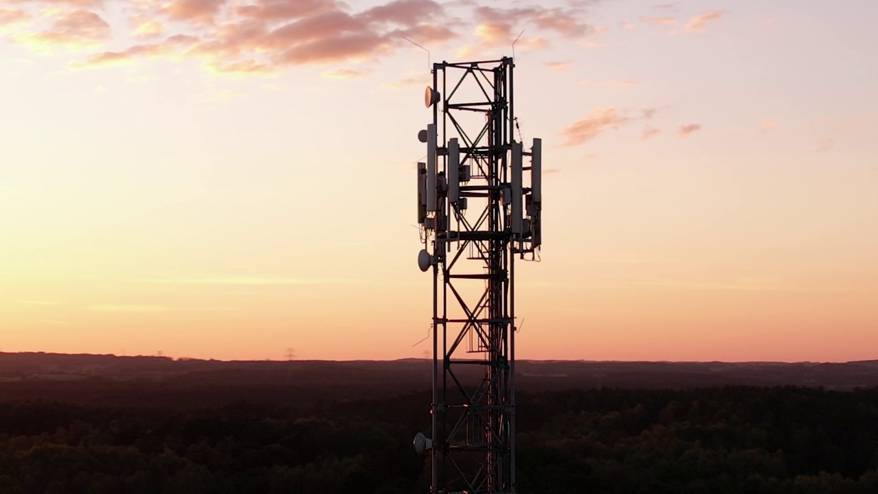 详情图-塔式天线电信手机鸟瞰图,蜂窝5g,4g手机无线电发射机。提供高速4g和现代5g交通网络服务的蜂窝移动信号。
