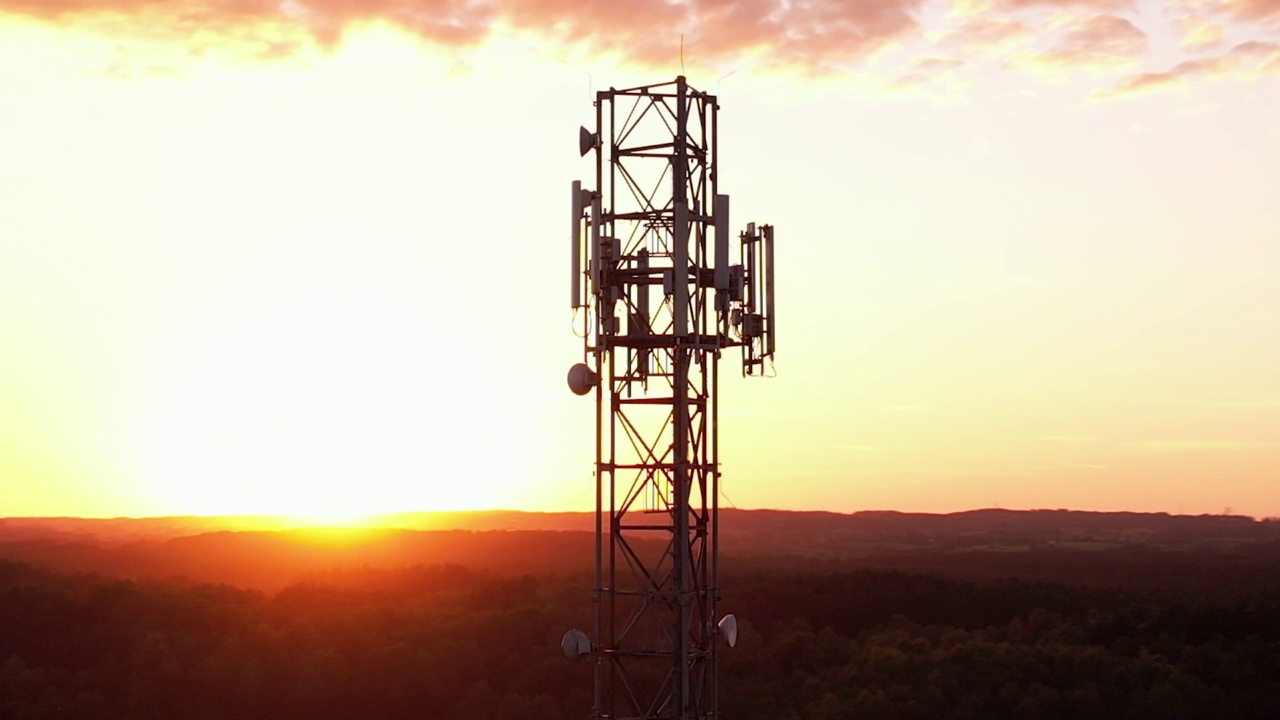 详情图-塔式天线电信手机鸟瞰图,蜂窝5g,4g手机无线电发射机。提供高速4g和现代5g交通网络服务的蜂窝移动信号。