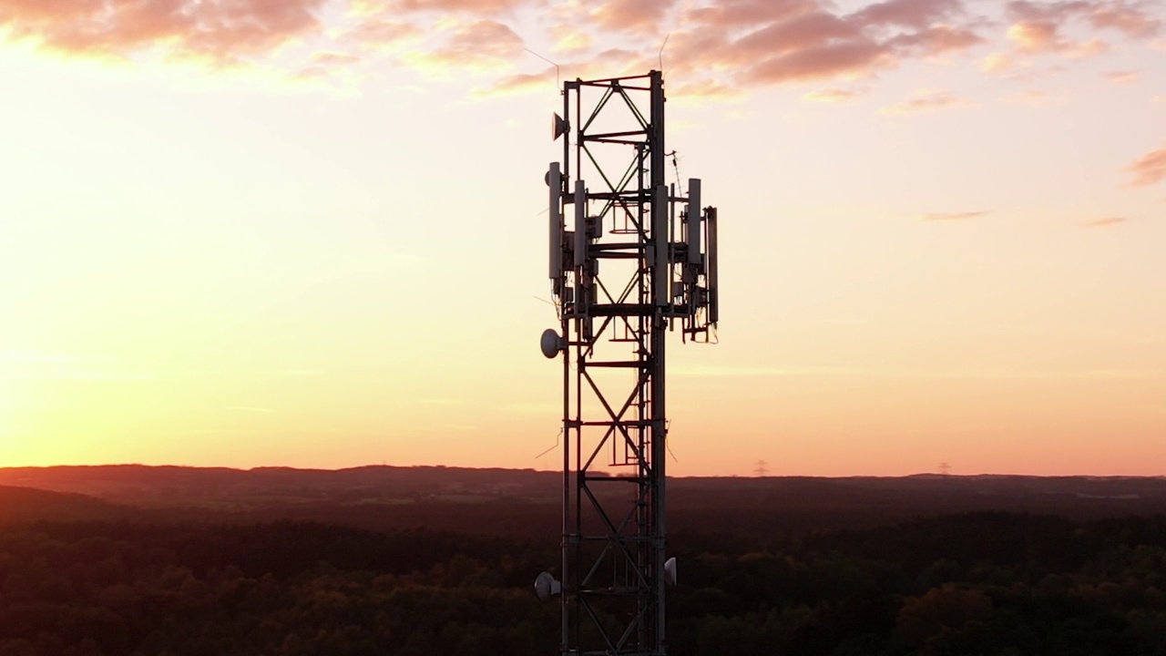 详情图-塔式天线电信手机鸟瞰图,蜂窝5g,4g手机无线电发射机。提供高速4g和现代5g交通网络服务的蜂窝移动信号。