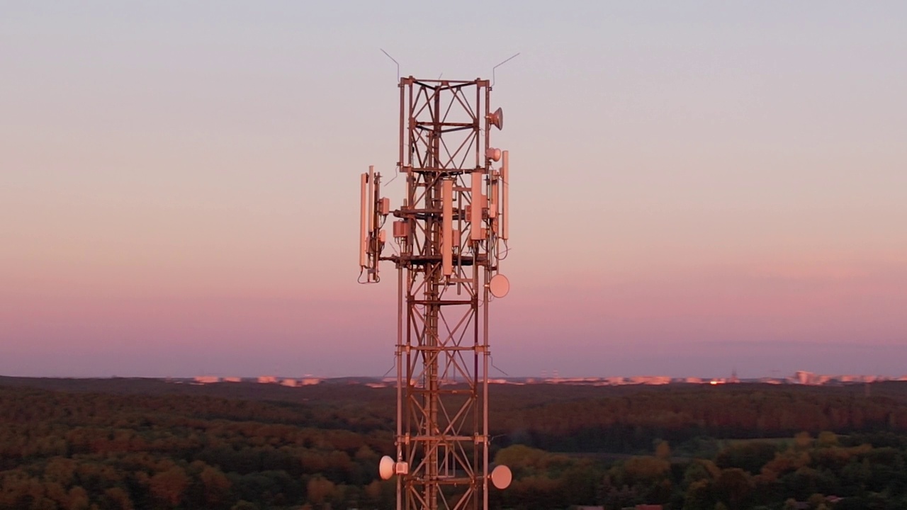 详情图-塔式天线电信手机鸟瞰图,蜂窝5g,4g手机无线电发射机。提供高速4g和现代5g交通网络服务的蜂窝移动信号。