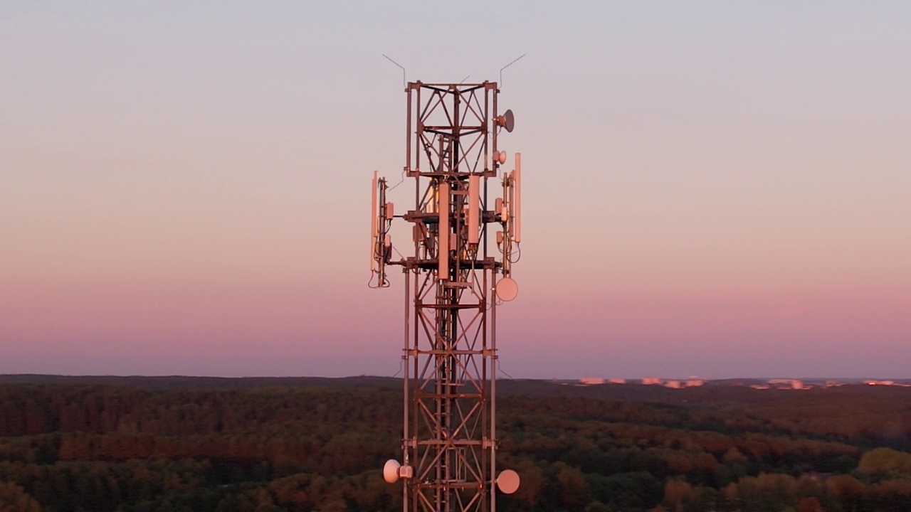 详情图-塔式天线电信手机鸟瞰图,蜂窝5g,4g手机无线电发射机。提供高速4g和现代5g交通网络服务的蜂窝移动信号。