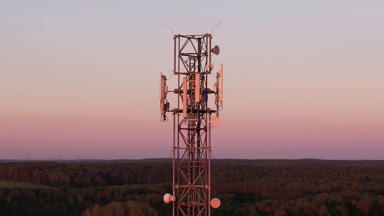 详情图-塔式天线电信手机鸟瞰图,蜂窝5g,4g手机无线电发射机。提供高速4g和现代5g交通网络服务的蜂窝移动信号。