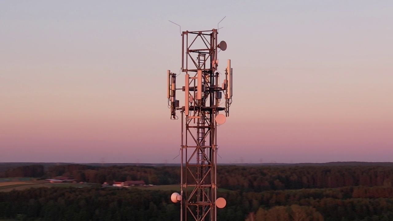 详情图-塔式天线电信手机鸟瞰图,蜂窝5g,4g手机无线电发射机。提供高速4g和现代5g交通网络服务的蜂窝移动信号。