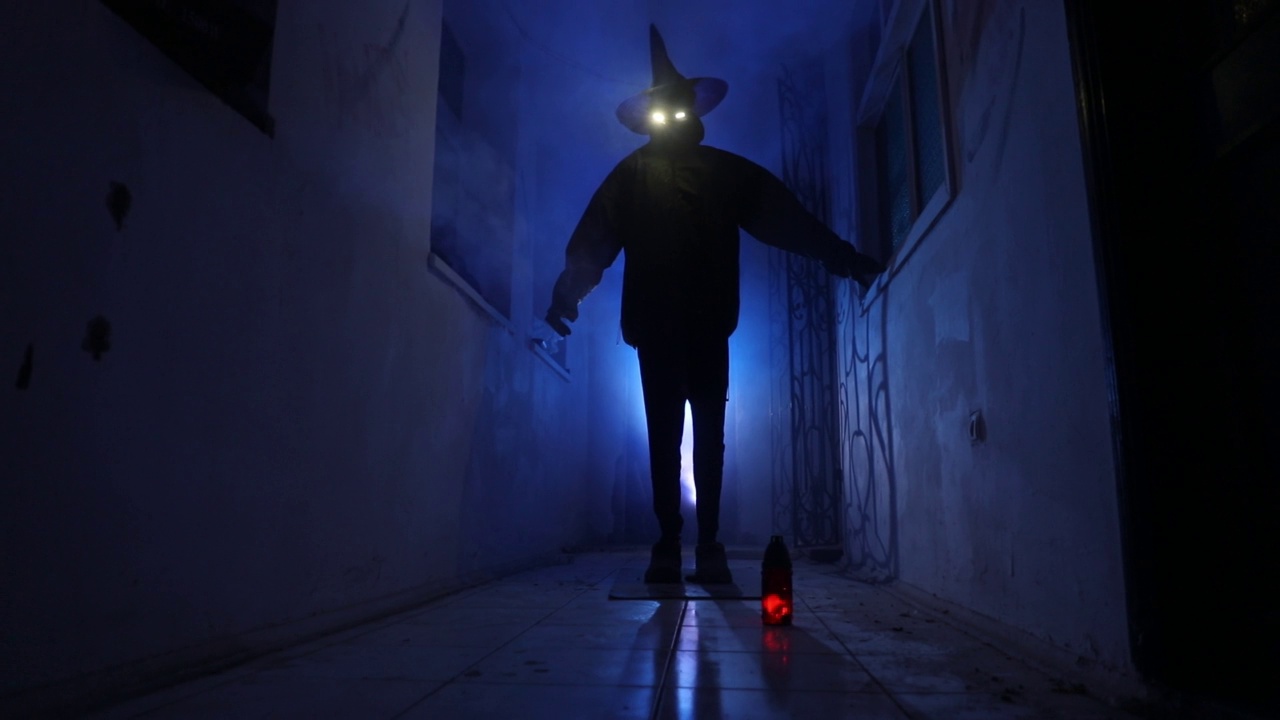 詳情圖-萬圣節(jié)的概念。黑暗走廊里南瓜頭的恐怖剪影。調(diào)光與背景上的霧。有選擇性的重點(diǎn)。長快門拍攝