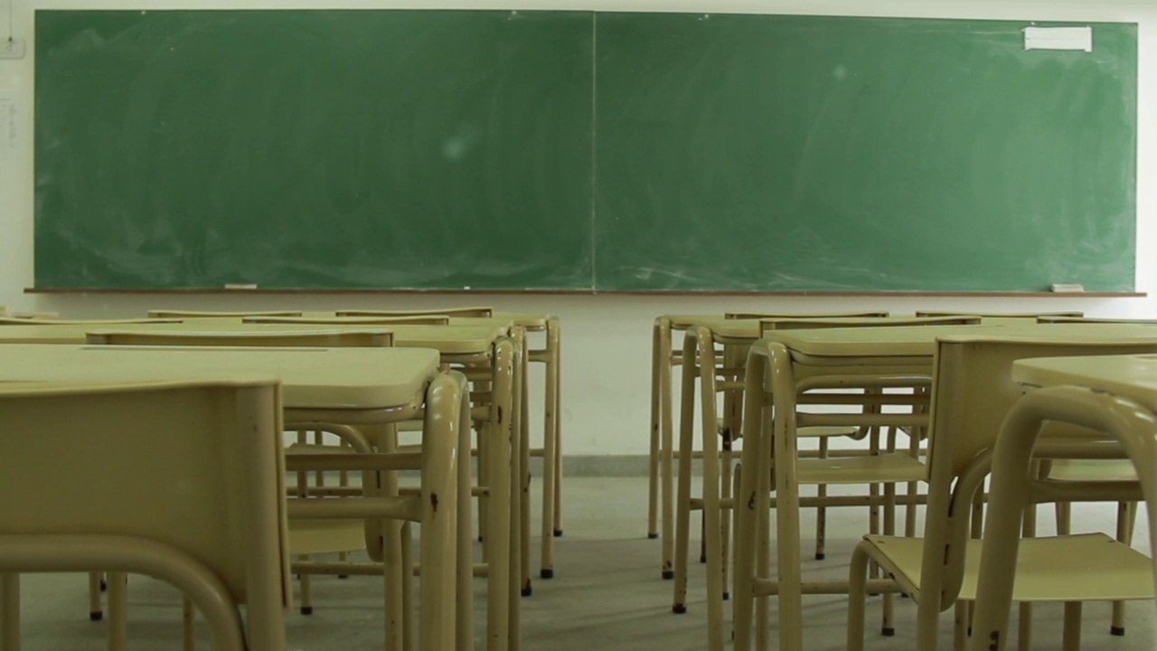 有课桌和黑板的学校教室。缩小。