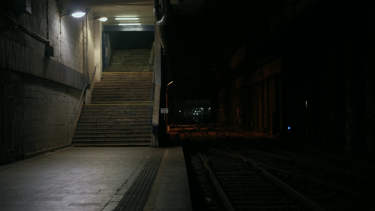 废弃的铁路/地铁站台。贫民窟。秋雨多雾的夜城天气。高谭市的心情。电影的风格。