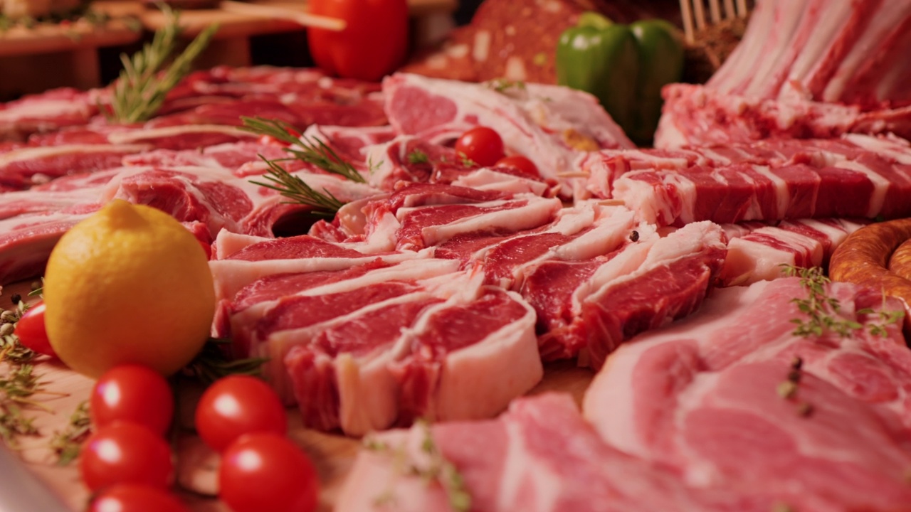 肉类产品布局羊腰肉和牛排猪肉块和蔬菜。