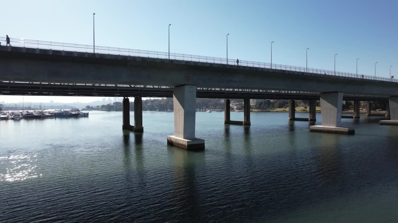 詳情圖-澳大利亞悉尼鐵灣橋和維多利亞路的鳥瞰圖，汽車在上面行駛