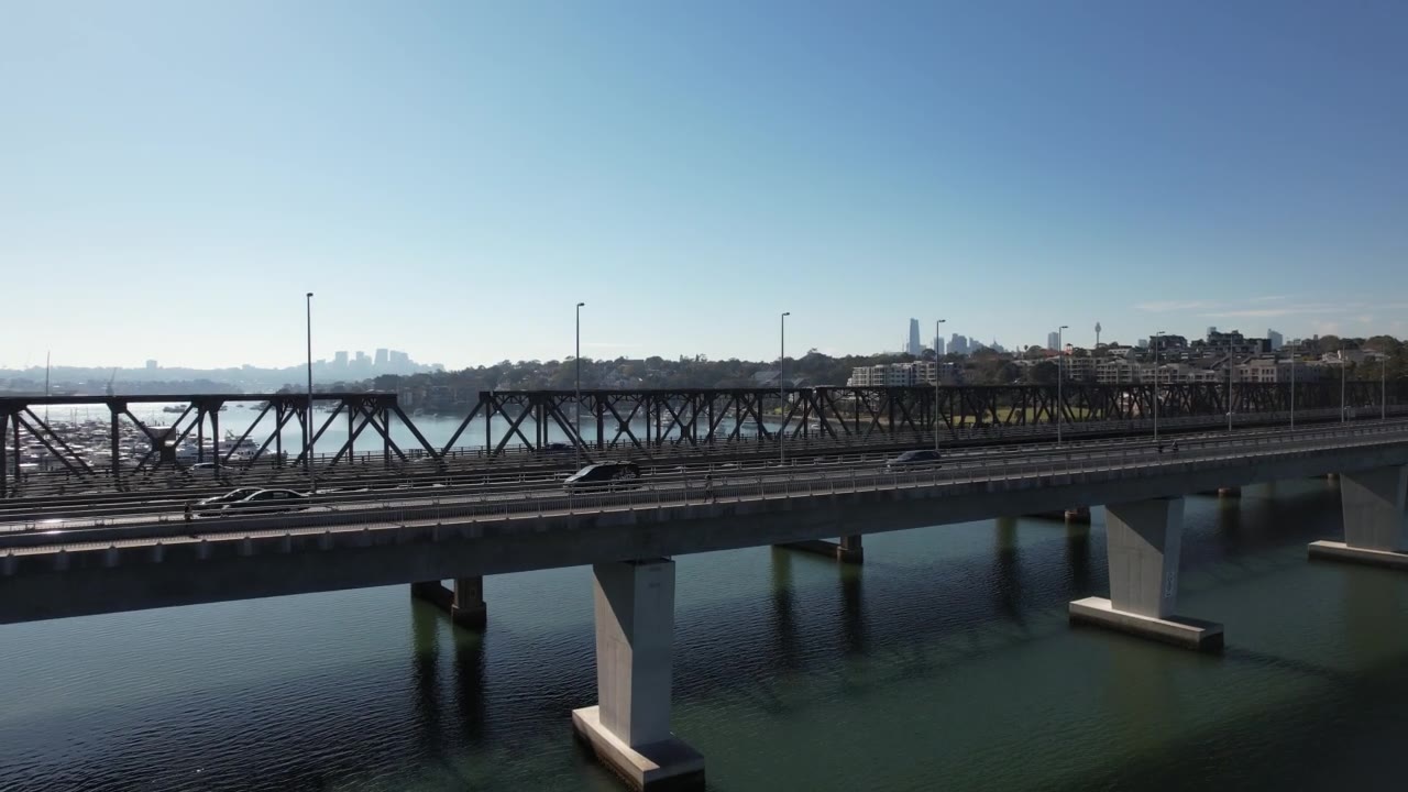 詳情圖-澳大利亞悉尼鐵灣橋和維多利亞路的鳥瞰圖，汽車在上面行駛