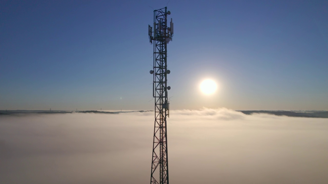 详情图-塔式天线电信手机鸟瞰图,蜂窝5g,4g手机无线电发射机。提供高速现代5g交通网络服务。日出时分的雾、云和天空