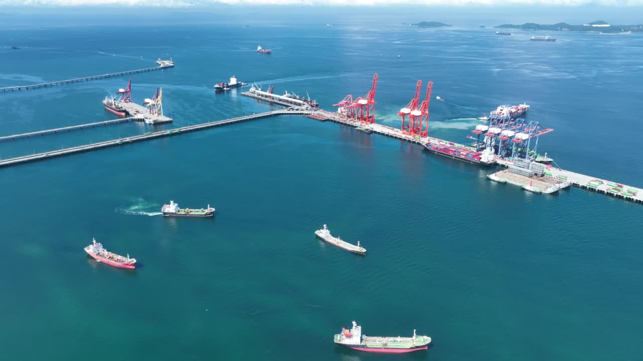 货运集装箱船从货坞船厂桥集装箱海港口物流运输。国际船坞海关口岸进出口贸易运输业务。