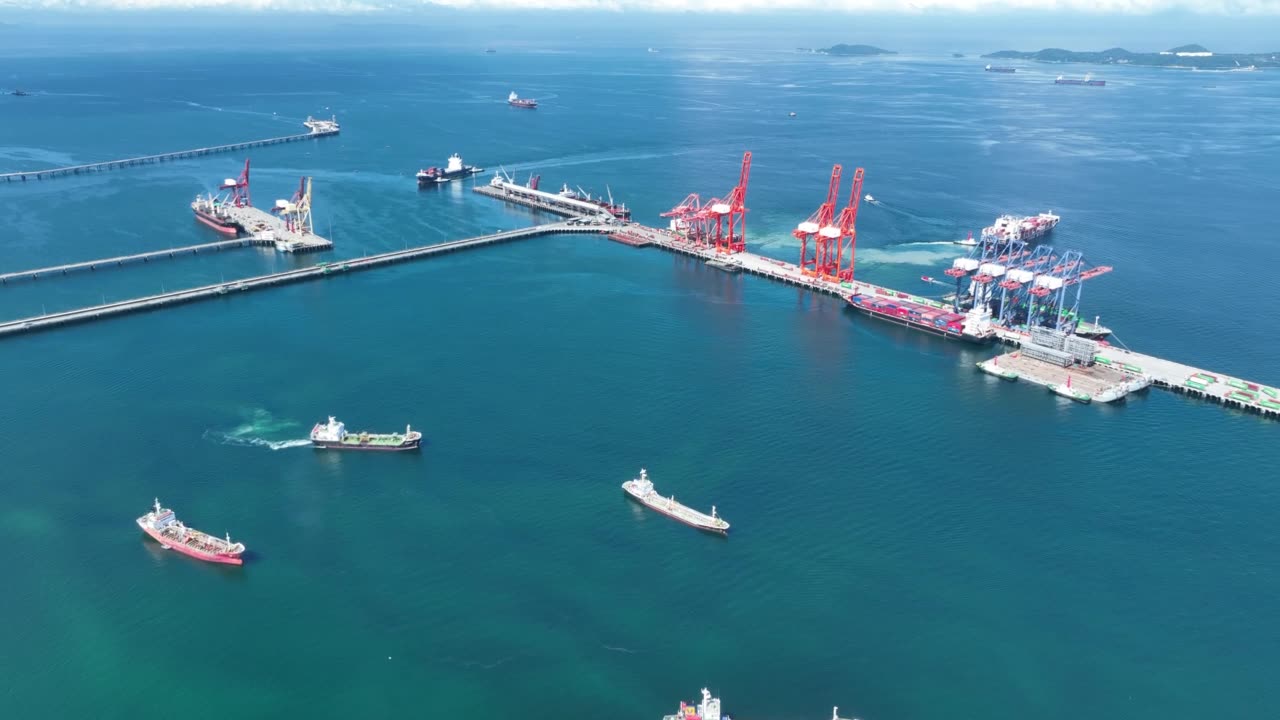 详情图-货运集装箱船从货坞船厂桥集装箱海港口物流运输。国际船坞海关口岸进出口贸易运输业务。