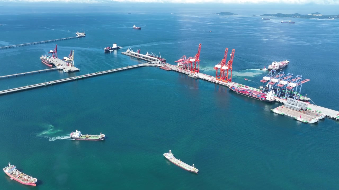 详情图-货运集装箱船从货坞船厂桥集装箱海港口物流运输。国际船坞海关口岸进出口贸易运输业务。