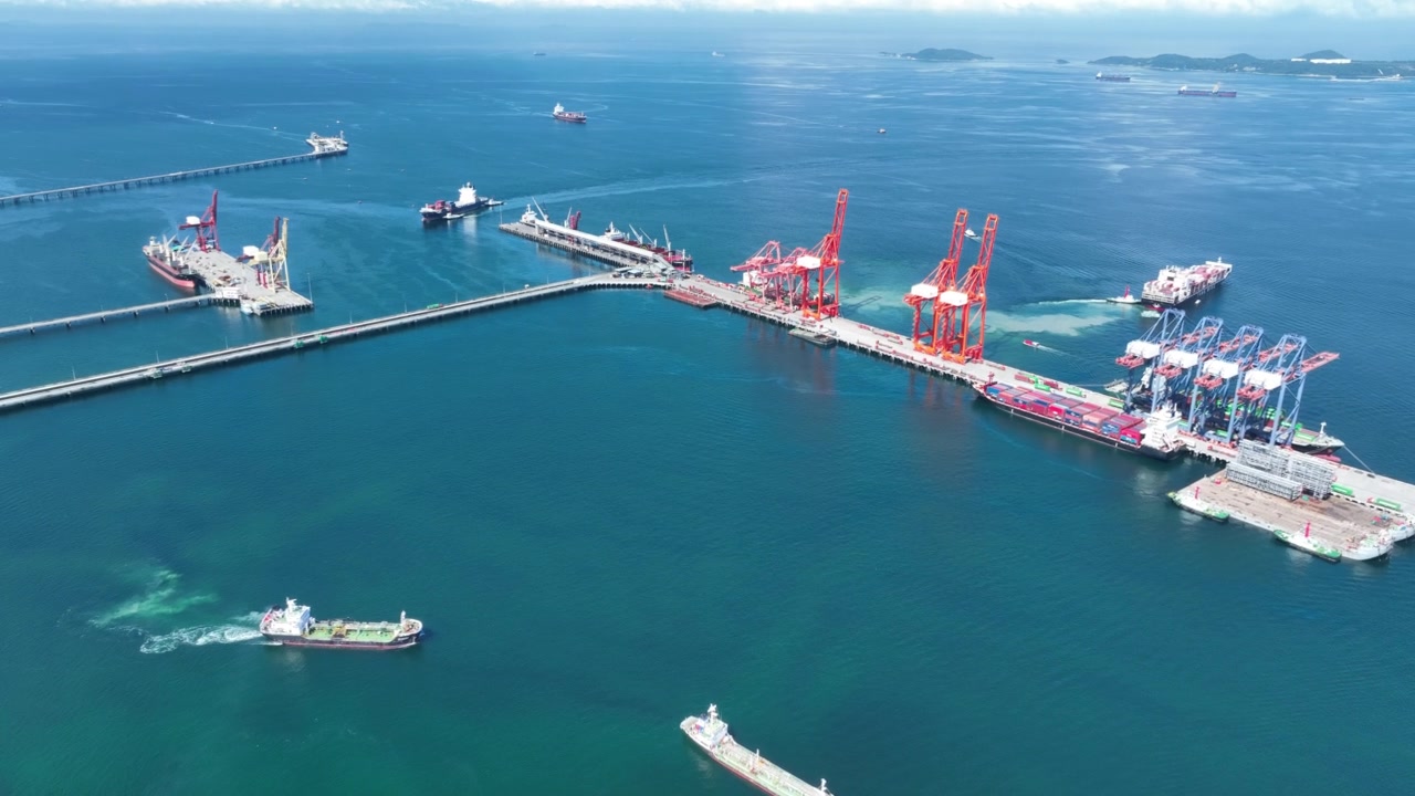 详情图-货运集装箱船从货坞船厂桥集装箱海港口物流运输。国际船坞海关口岸进出口贸易运输业务。