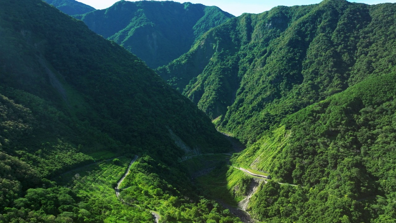 台湾南部带山的跨岛公路鸟瞰图。