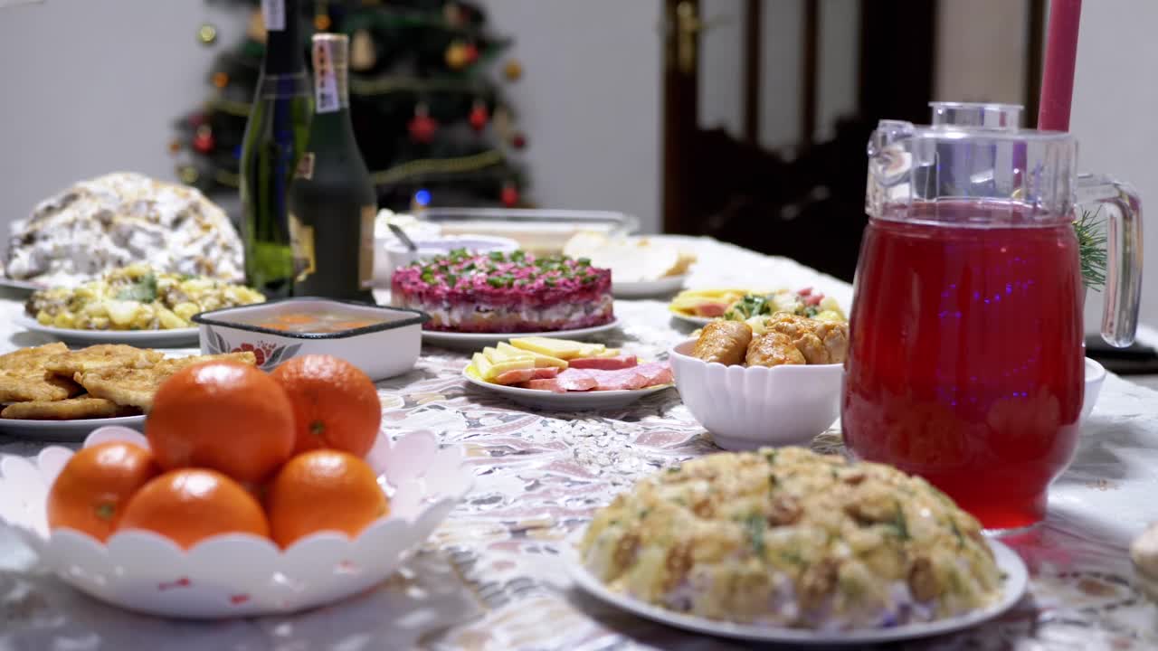 女性在新年前夕上圣诞餐桌。关闭了。变焦