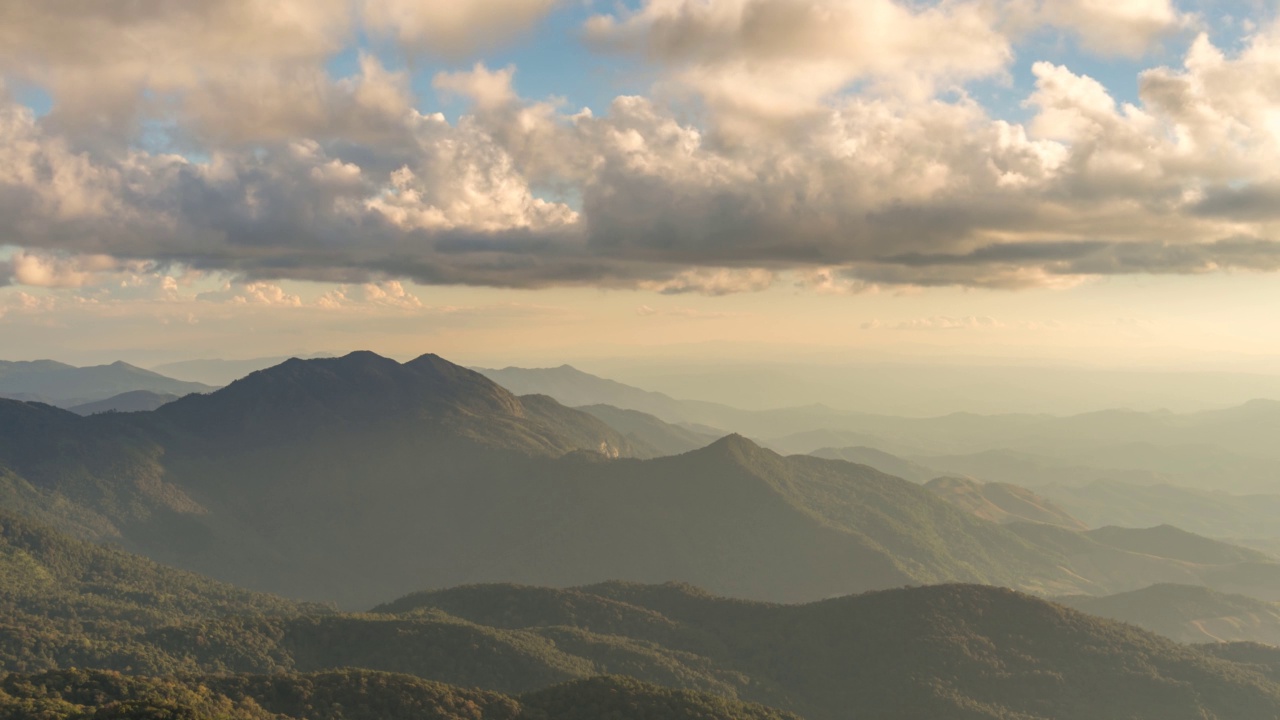 热带森林自然景观与山脉日落在Doi Inthanon，泰国清迈4K延时