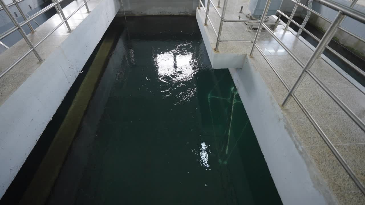 水处理厂的水池和管道