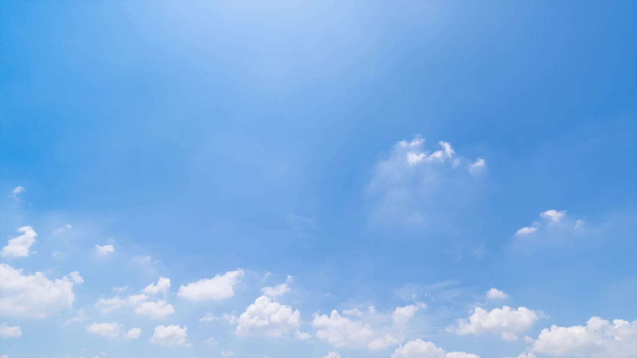 时间流逝，湛蓝的天空和云的全景，云的背景。