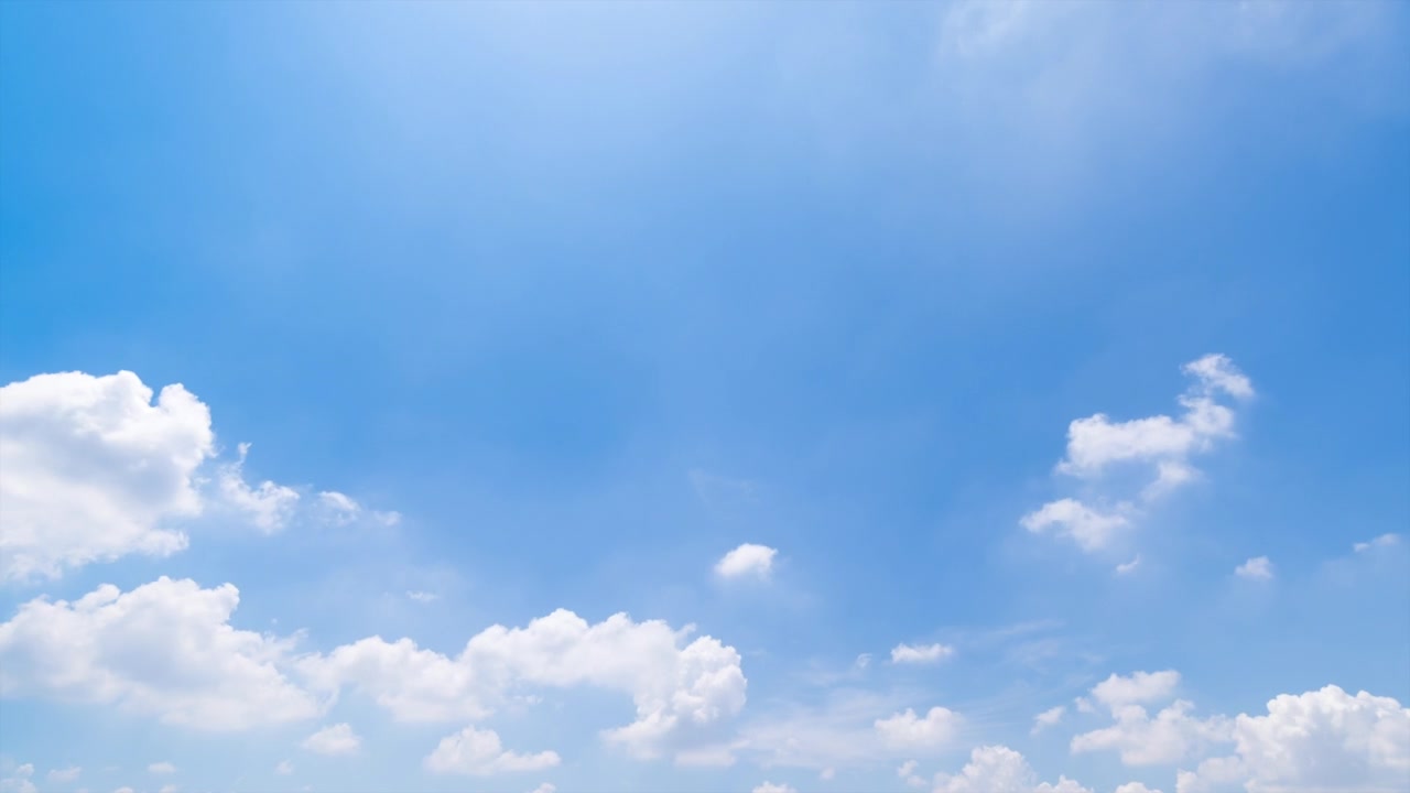 詳情圖-時間流逝，湛藍的天空和云的全景，云的背景。