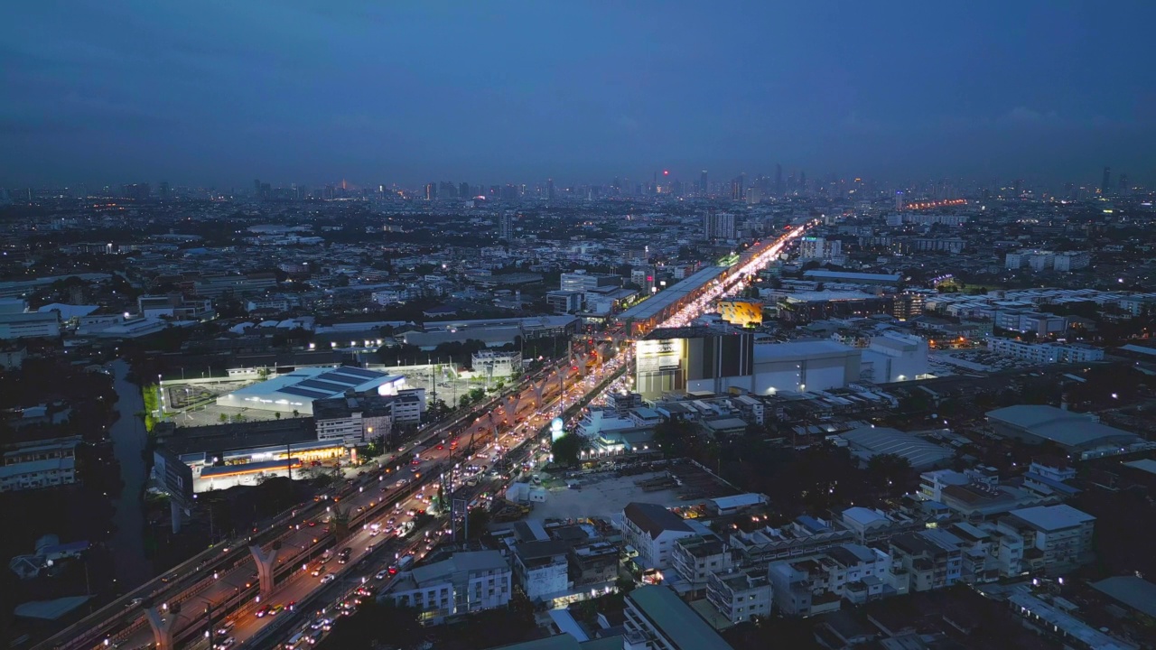 在高速公路或高速公路上行驶的汽车鸟瞰图。立交桥、桥、街、路夜间连接网络的建筑概念。前视图。泰国曼谷的城市。