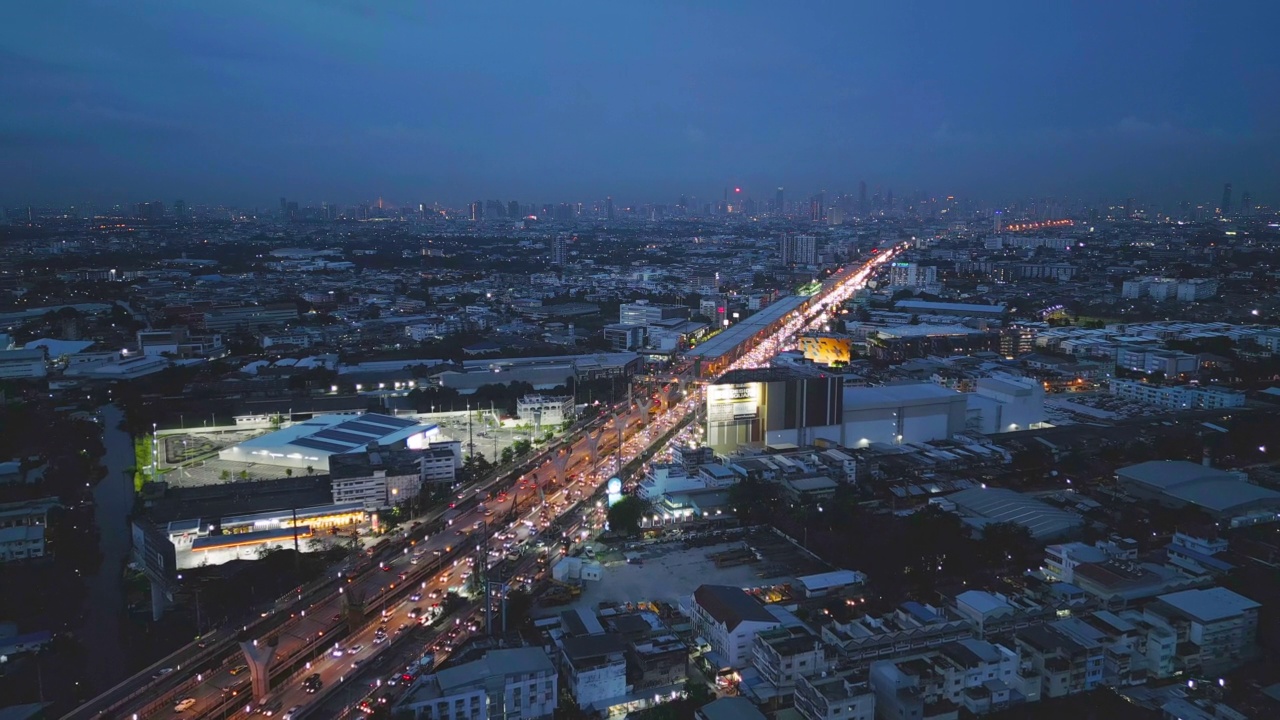 詳情圖-在高速公路或高速公路上行駛的汽車?guó)B瞰圖。立交橋、橋、街、路夜間連接網(wǎng)絡(luò)的建筑概念。前視圖。泰國(guó)曼谷的城市。