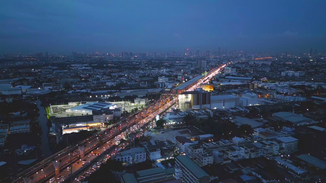 詳情圖-在高速公路或高速公路上行駛的汽車?guó)B瞰圖。立交橋、橋、街、路夜間連接網(wǎng)絡(luò)的建筑概念。前視圖。泰國(guó)曼谷的城市。