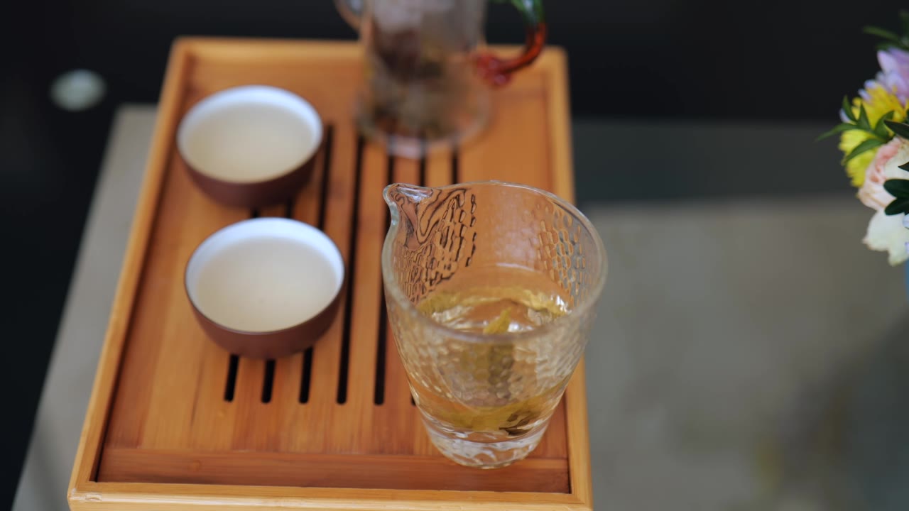 詳情圖-中國茶道。頂級的中國白茶灑在玻璃杯里