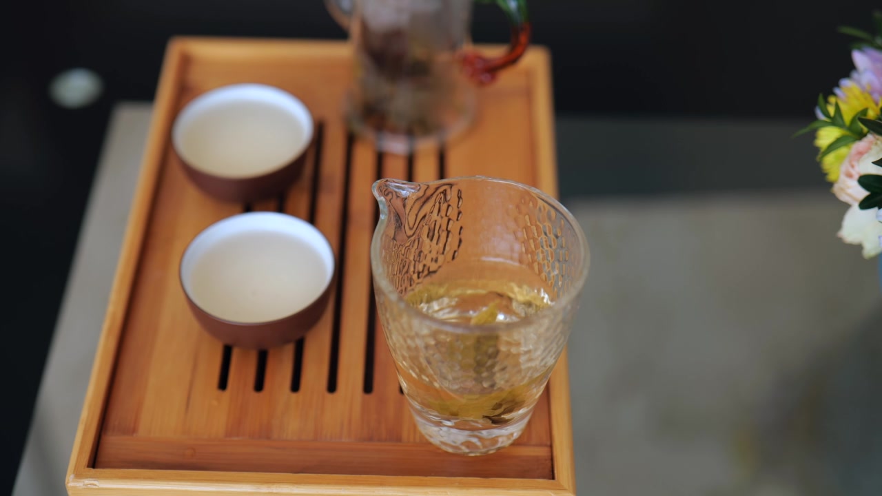 詳情圖-中國茶道。頂級的中國白茶灑在玻璃杯里