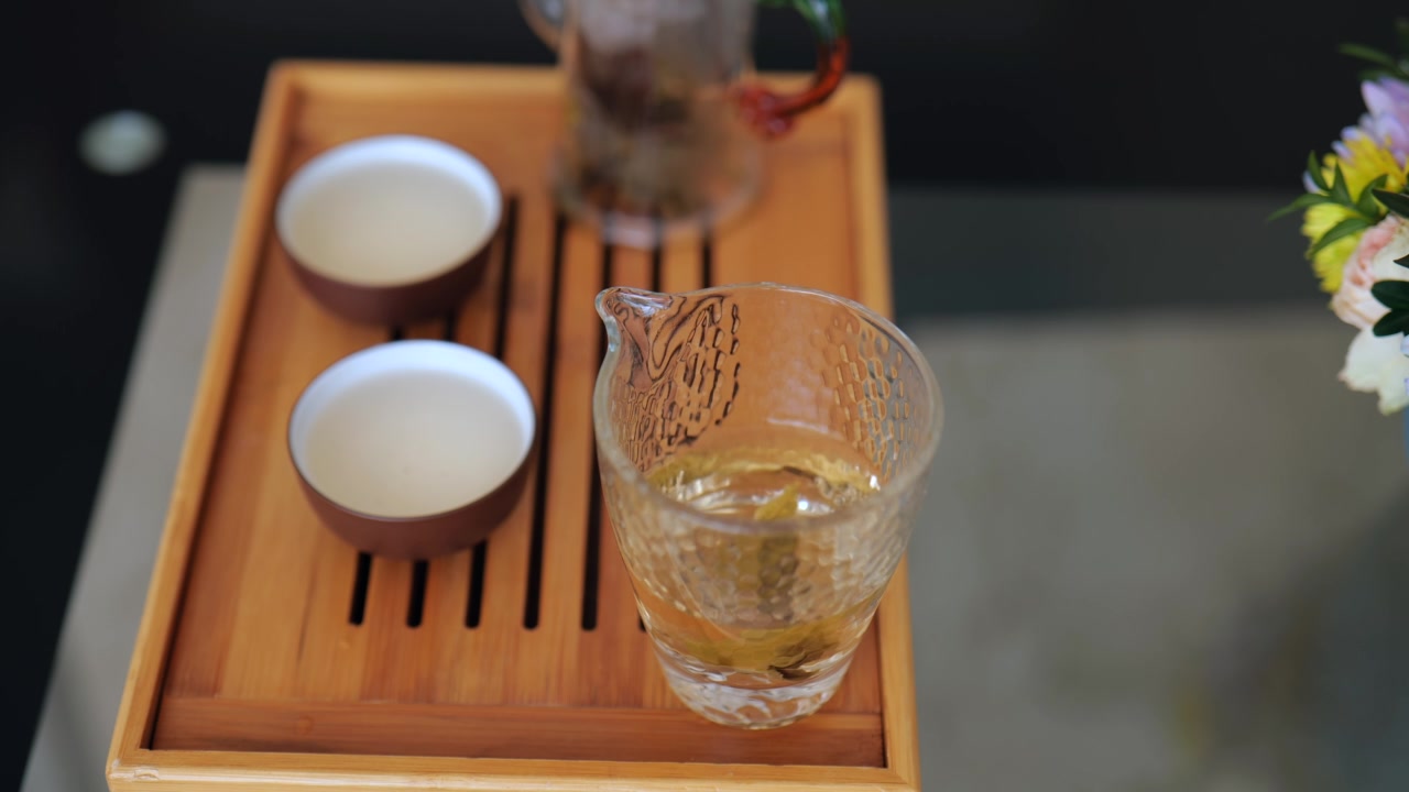 詳情圖-中國茶道。頂級的中國白茶灑在玻璃杯里