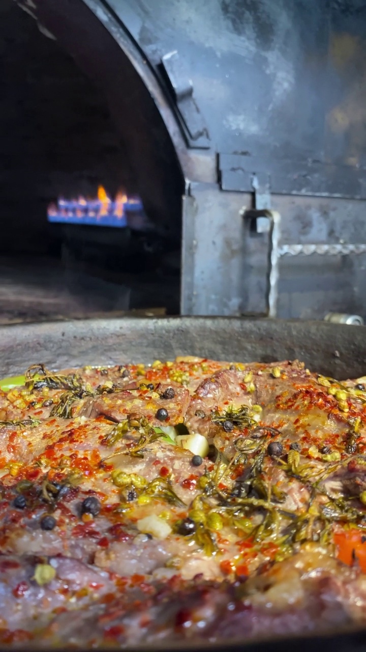 hot meat dish fresh from the oven, vertical video, turkish meat, palu tava fırın yemeği