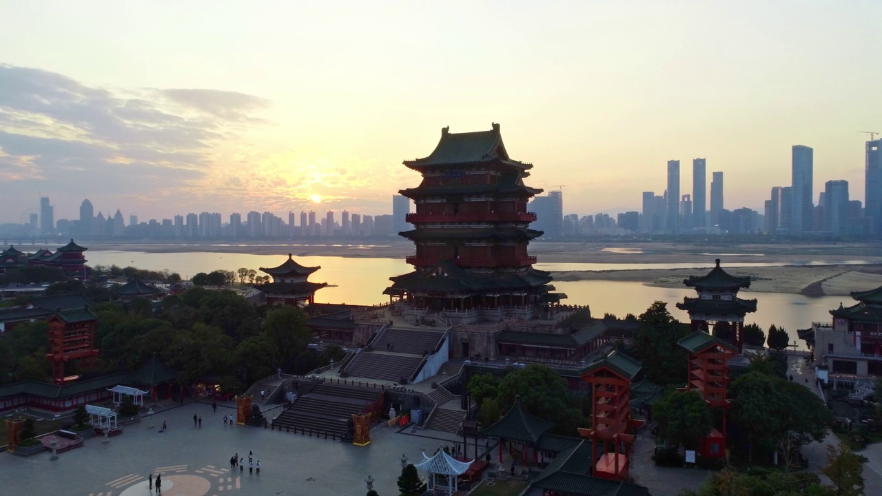 著名的中国古代建筑，日落时分的南昌滕王阁