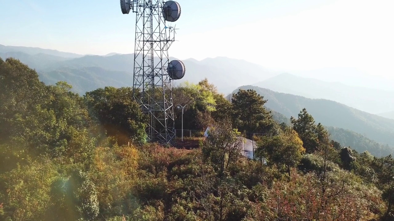 高谷上装有太阳能电池充电器的通讯塔