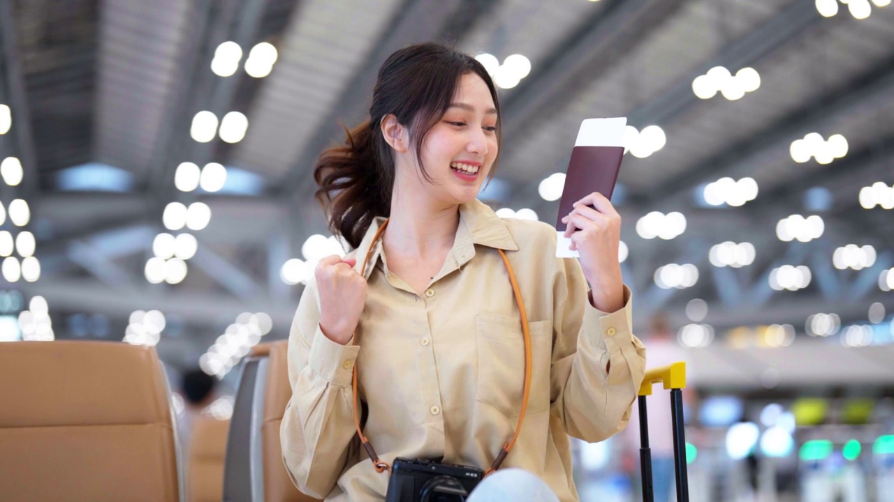 详情图-亚洲妇女在机场等待离开假期假期。肖像微笑的亚洲年轻女子看着相机。面部表情高兴